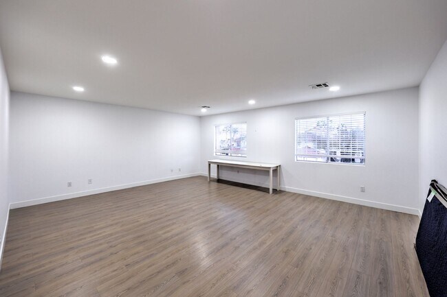 Building Photo - Beautiful 4BR / 3BA Corner-Lot Home with Designer Finishes