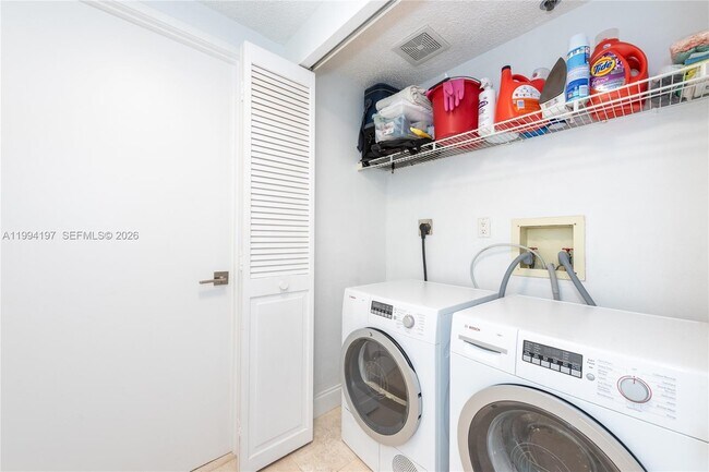 Building Photo - 251 Crandon Blvd