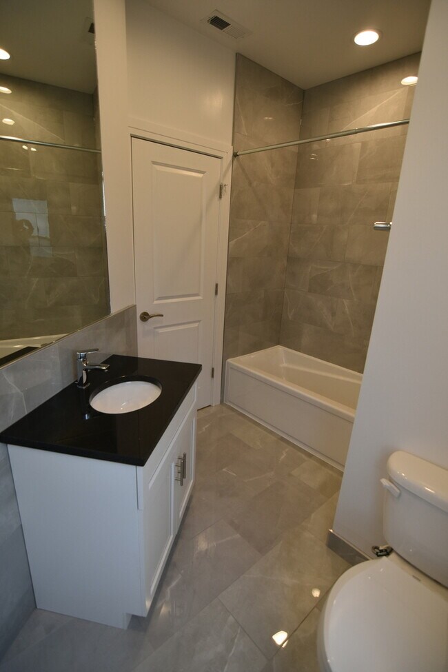 Building Photo - 1161 W Lunt Ave