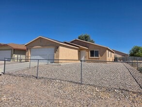 Building Photo - 3 Bed/2 bath home located in desirable Holiday Shores, Bullhead City AZ.
