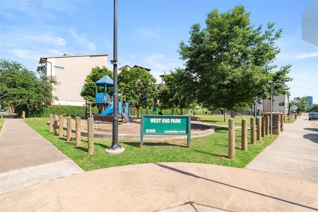 Building Photo - 4201 Marina St