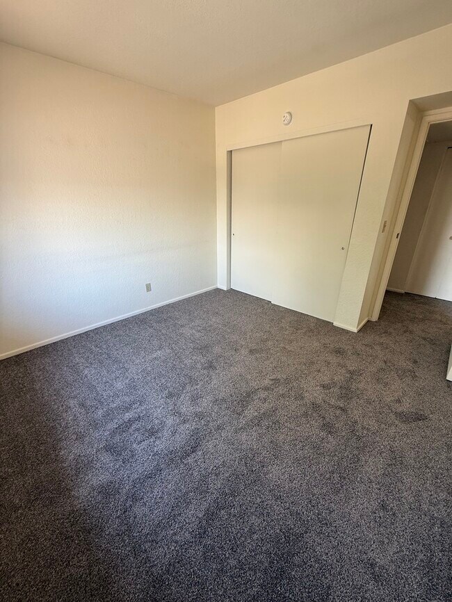 Building Photo - APARTMENT FOR RENT