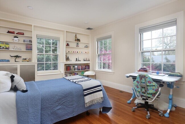 Building Photo - 1010 Centre St