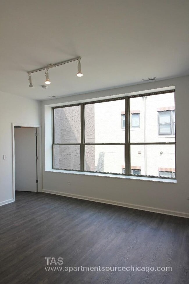 Building Photo - HUGE DUPLEX DOWN condo-quality 2 Bed/2.5 bath In the heart of Wrigley!