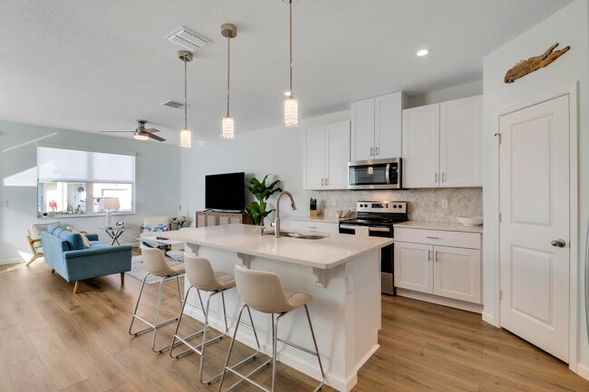 Building Photo - 5719 SE Edgewater Cir