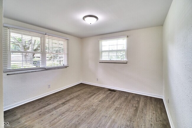 Building Photo - 635 Lake View Dr