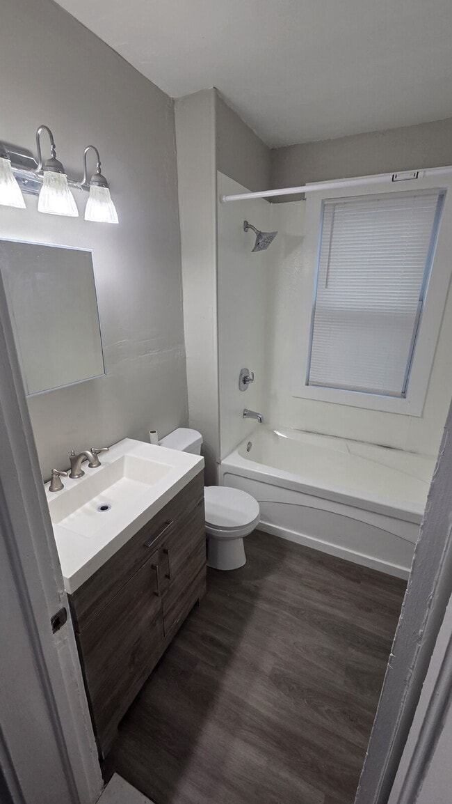 Building Photo - "Two story 3-Bedroom Upper Duplex on Denison Ave"