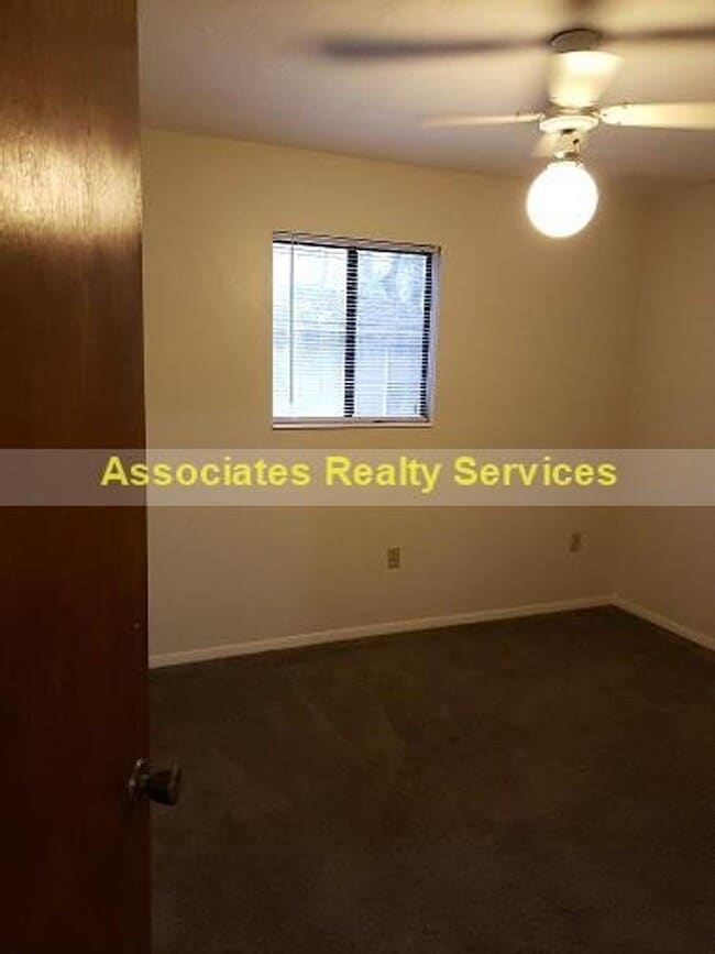 Building Photo - Sublease This Newly Renovated 2 bedroom wi...