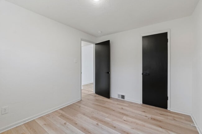 Building Photo - READY NOW! Fully RENOVATED 3 bedroom in SCOTT TOWNSHIP!