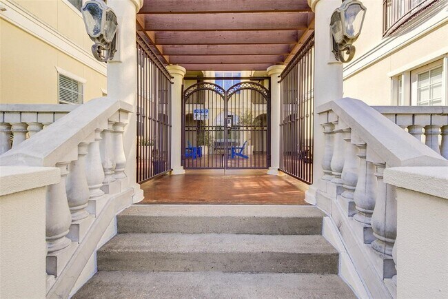 Building Photo - 7134 Mapleridge St