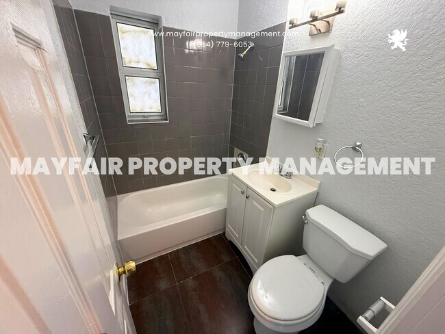 Building Photo - 1642 NW 13th Ct