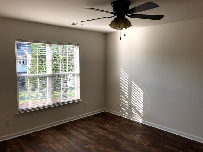 Building Photo - 3 bed 2.5 bath Spacious Home in Azalea Lakes