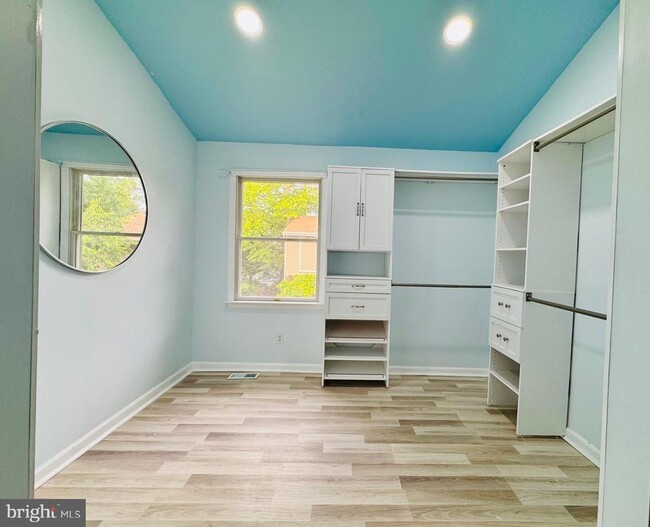 Building Photo - 3614 Lakeside Dr