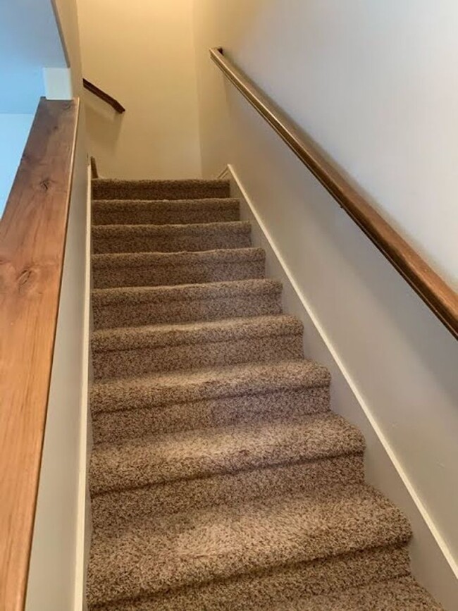 Building Photo - 3 Bed 2.5 Bath ROCK CREEK TOWNHOME in Rexb...