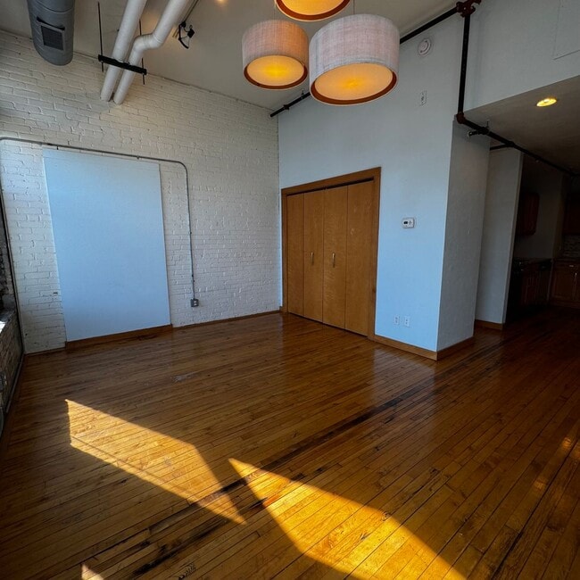 Building Photo - Spectacular industrial style studio, 1 full bath 466 sq ft condo in desirable Downtown St Paul!