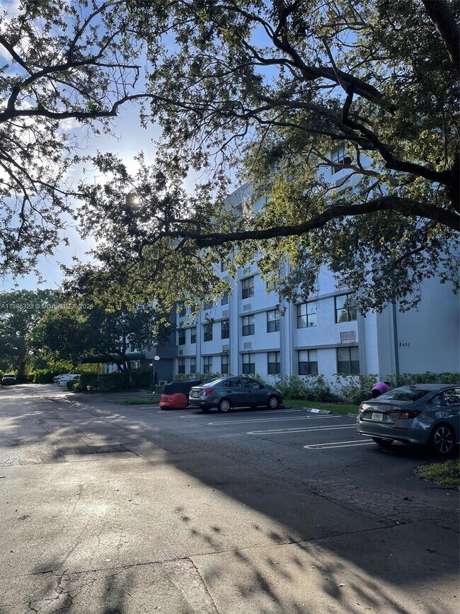 Building Photo - 2401 Riverside Dr