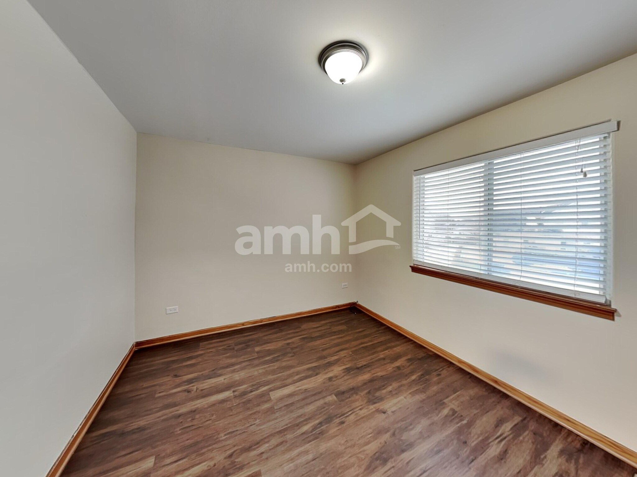 Building Photo - 902 Thorn Creek Dr