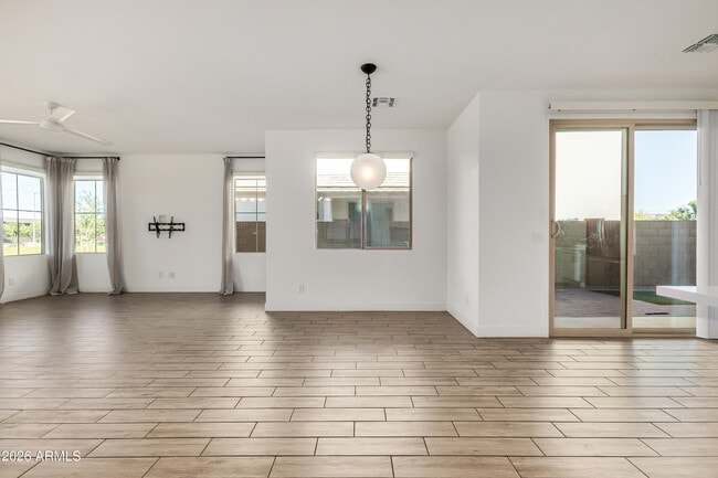 Building Photo - 2042 W Lariat Ln