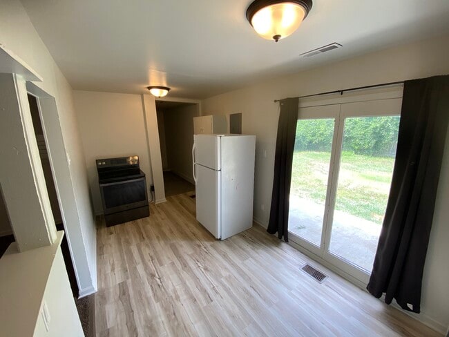 Building Photo - 3379 SW Clare Ave