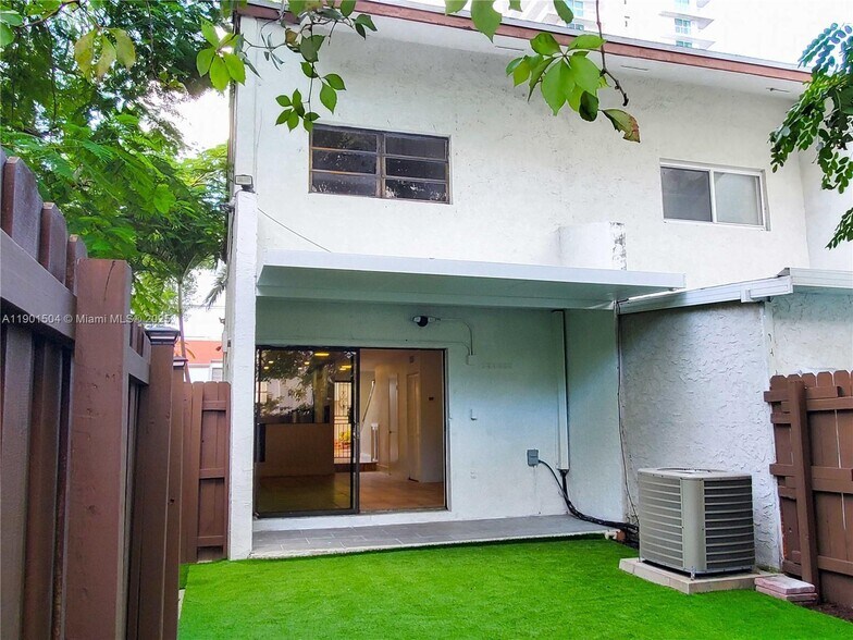 Building Photo - 1901 NW South River Dr