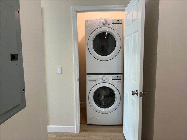 Building Photo - 704 E Johnson Ave