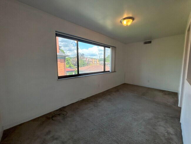 33 - Whitney Avenue Apartments