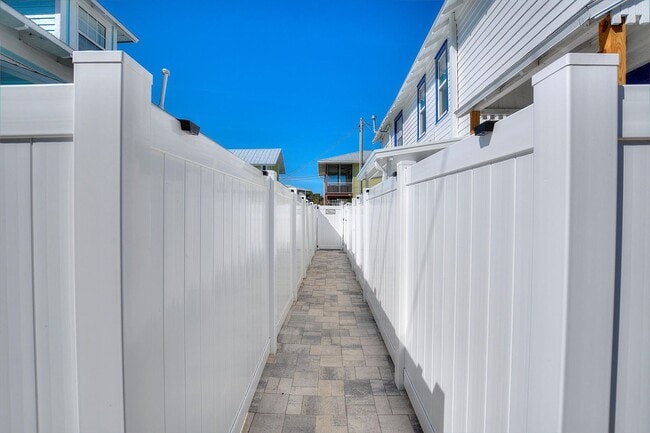 Building Photo - Modern, Stylish 1-Bed, 1-Bath Apartment - Electric, Water, Grounds Care, and Pest Control all Inc...