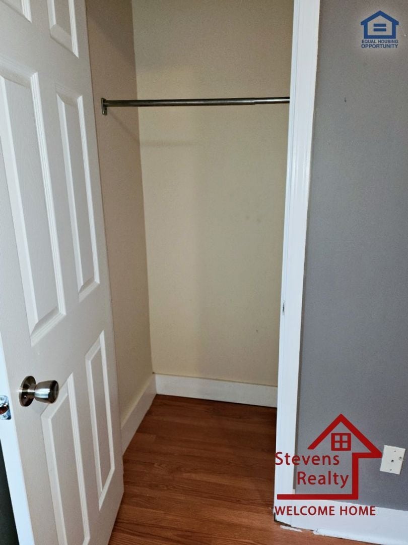 Building Photo - 912 W Scott Ave