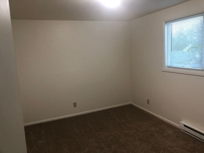 Building Photo - Large upstairs 2 bedroom apartment!