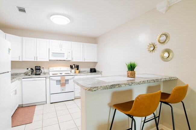 Building Photo - Coastal Condo for rent!