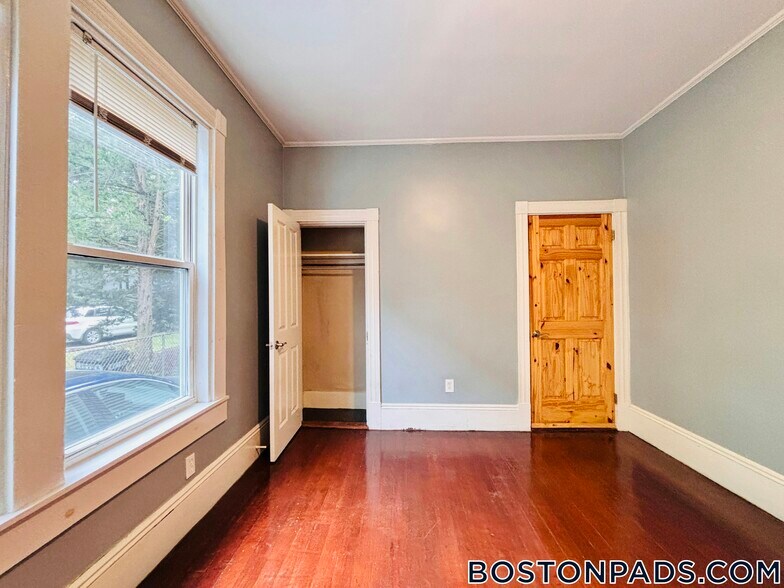 Building Photo - 52 Harvest St