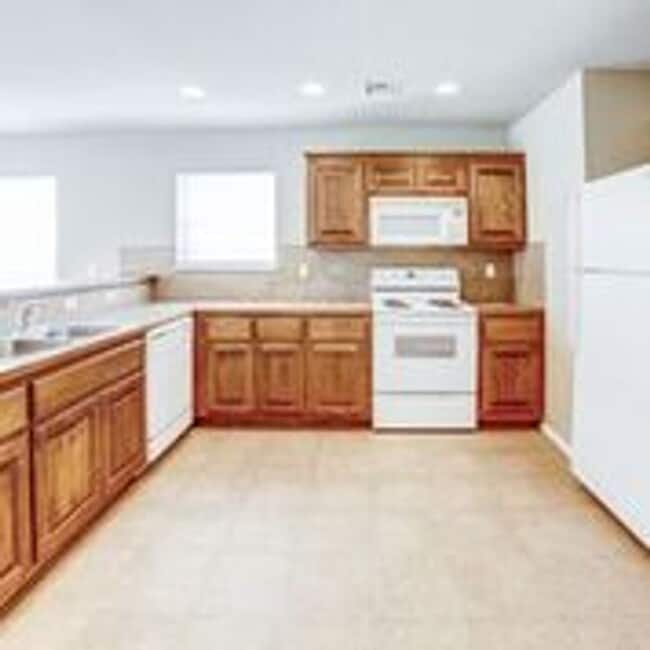 Building Photo - 2 Bedroom + Garage! Available now!