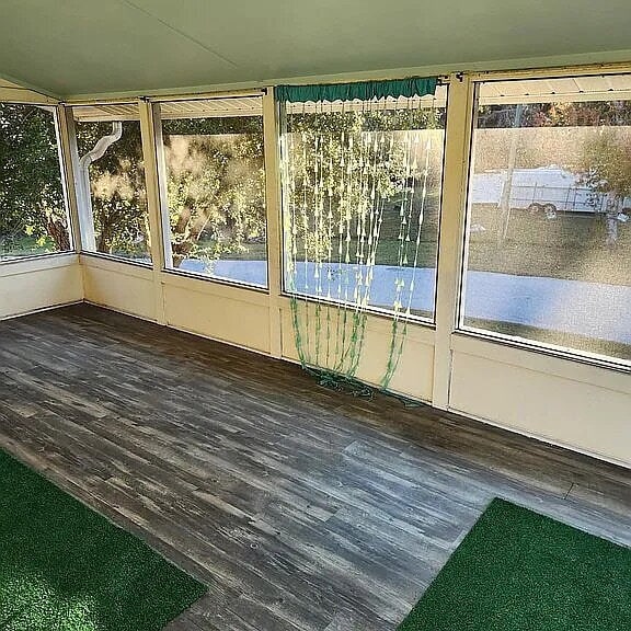 Building Photo - "Charming 4-Bed, 3-Bath Waterfront Home in Weeki Wachee Gardens"