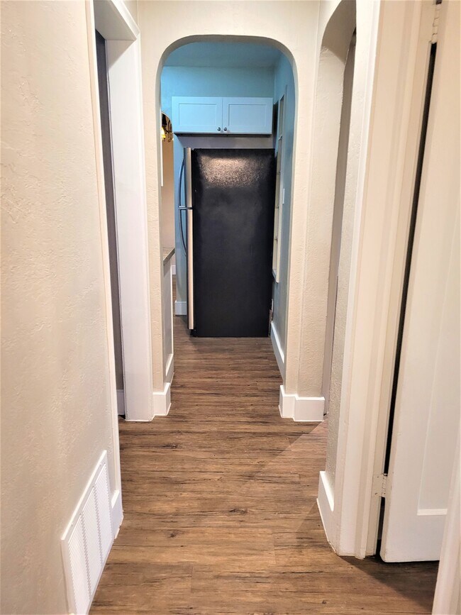 Building Photo - 1 Bed 1 Bath Main Level (no neighbors above or below) Apartment within Walking Distance to Whole ...