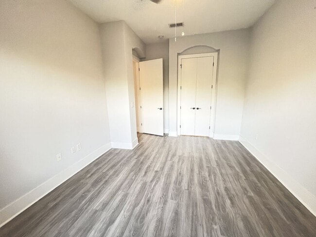 Building Photo - BEAUTIFUL CONDO WITH AMENITIES NEAR VANDER...