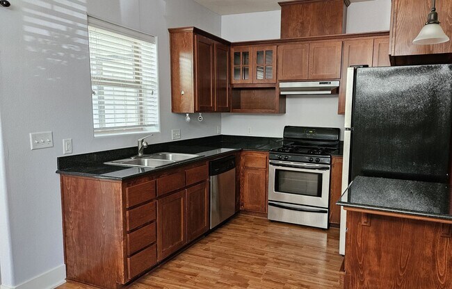 Building Photo - 2 Bedroom-2.5 Bath Townhome