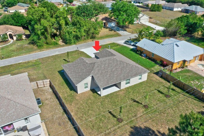 Building Photo - 444 SW Log Dr