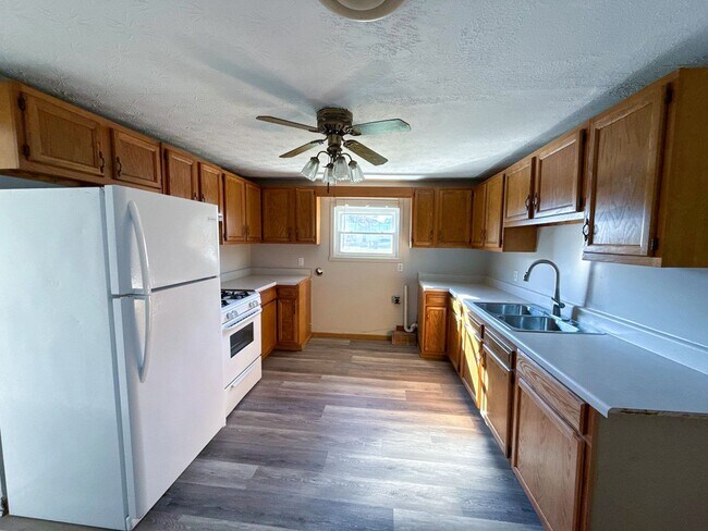 Building Photo - Charming & Newly Refreshed 3-Bedroom Ranch — Move-In Ready!