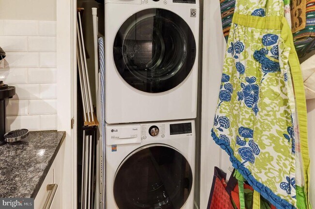 Building Photo - 1514 Newton St NW