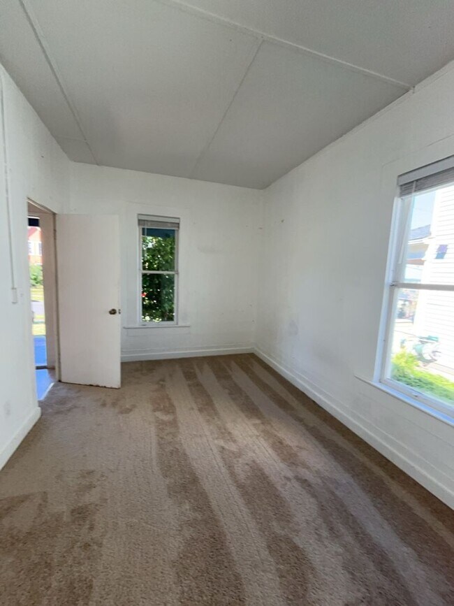 Building Photo - 4 Bedroom Home for Rent in the York Neighborhood!