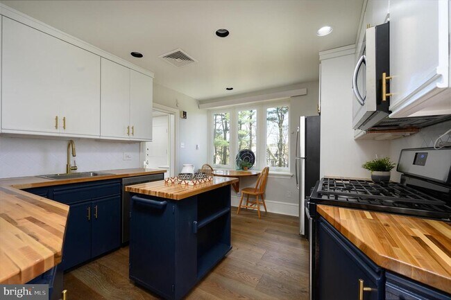 Building Photo - 1385 Woodland Rd