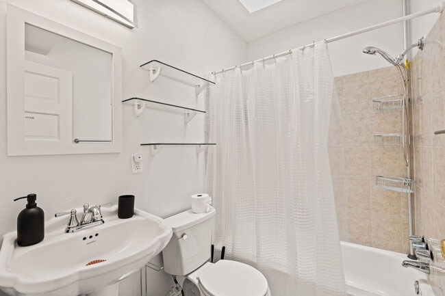 Building Photo - 613 Harvard St NW