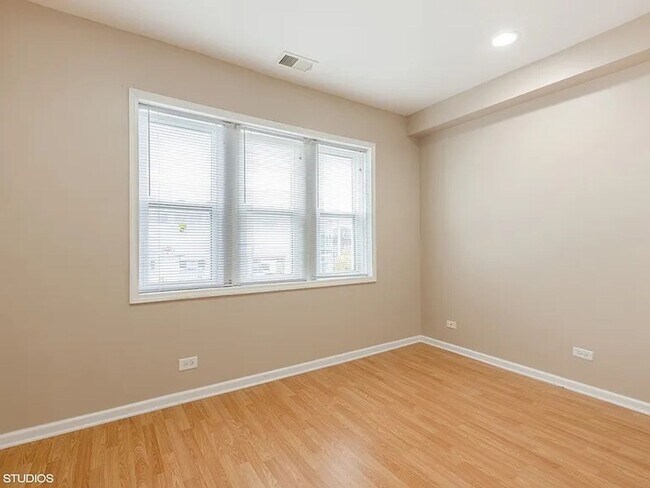 Building Photo - Sunny Top-Floor 3BR/2BA in West Ridge with Parking and Water Included