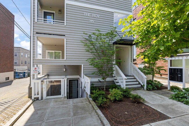 Building Photo - Modern 1BR Apartment in Prime Queen Anne L...