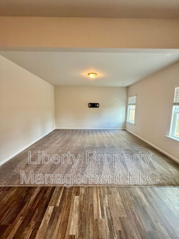 Building Photo - 145 Deodora Ln