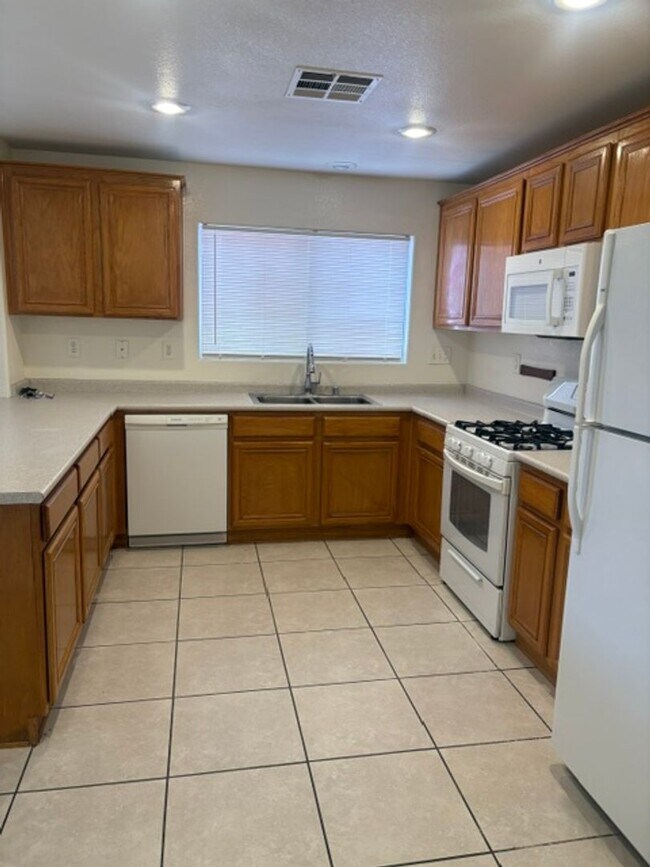 Building Photo - 3 bedroom house with 2.5 bathrooms