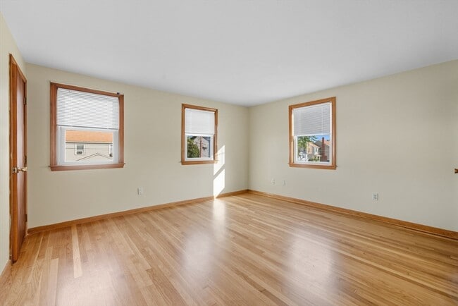 Building Photo - 33 Park Dr