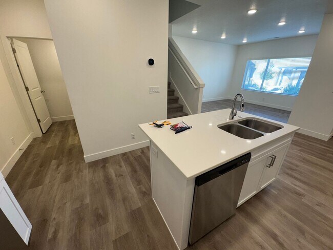 Building Photo - Desert Color Townhome!