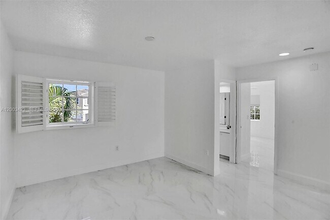 Building Photo - 21032 NE 32nd Ave