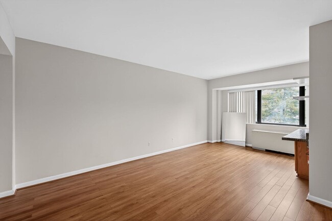 Building Photo - Sunlit Studio Steps from Cleveland Park Metro